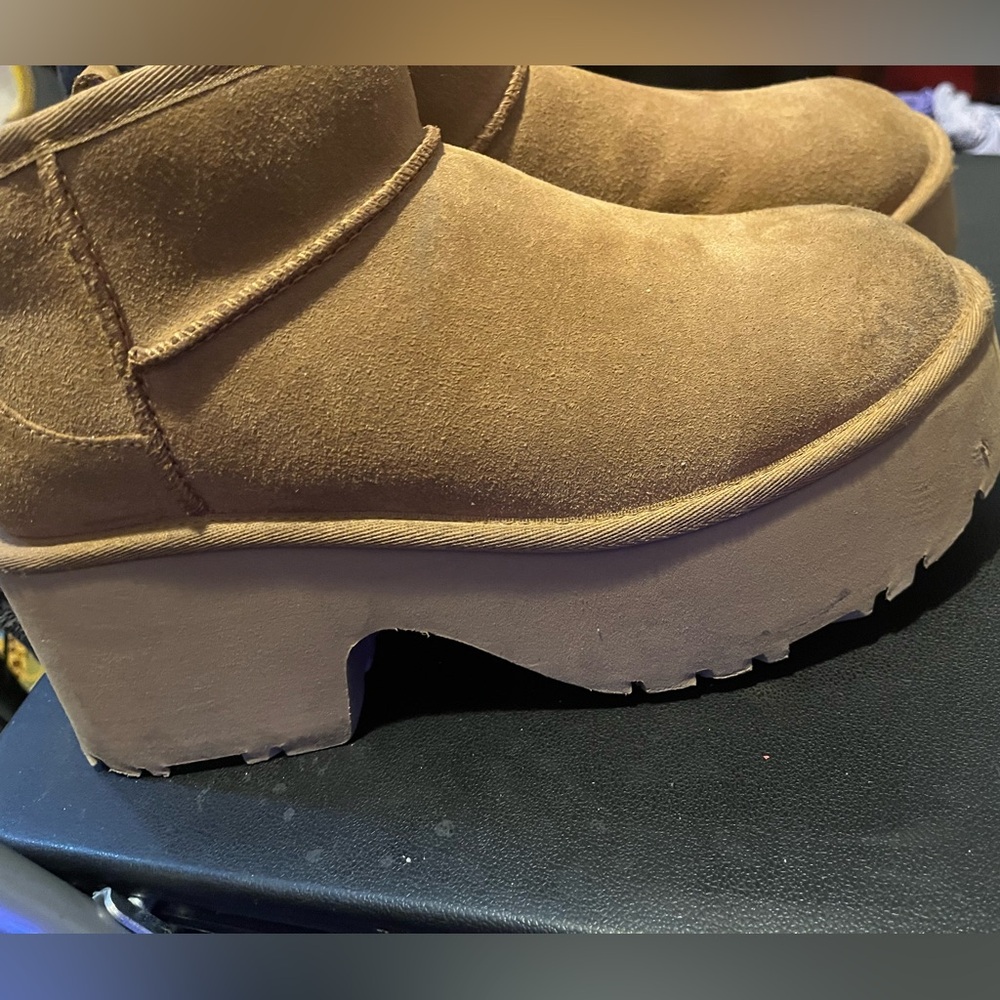UGG Mini Ultra New Heights Boots so
Size 9 chestnut authentic